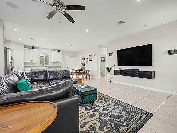 4th image of 2901 E PARADISE Lane