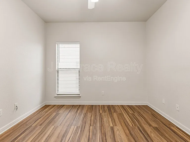 2100 Breezy Dr — Photo 18