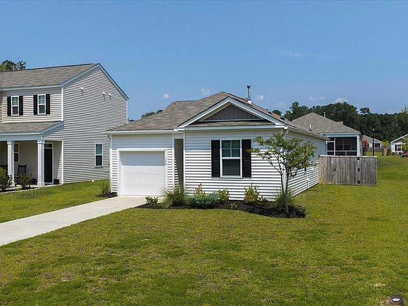 3rd image of 150 Cloverleaf St
