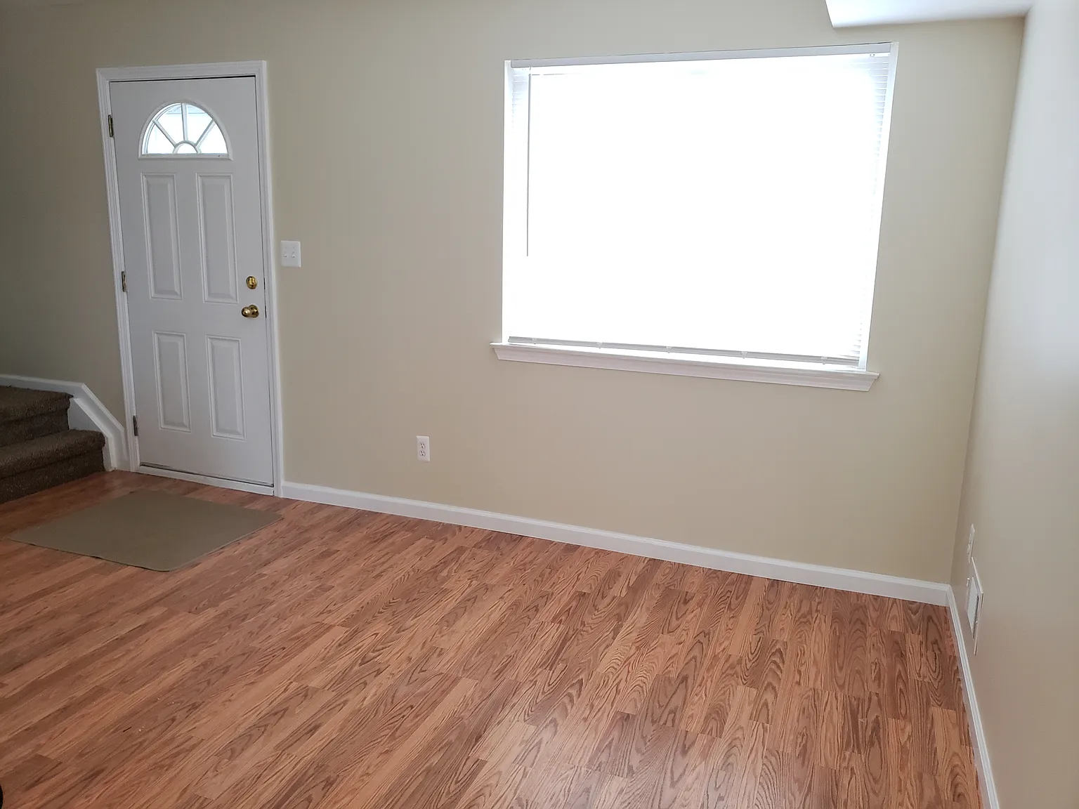 2 bed, 1.5 bath, 876 sqft, $1,300 — Photo 2