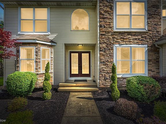 3rd image of 24527 Rushmore Dr