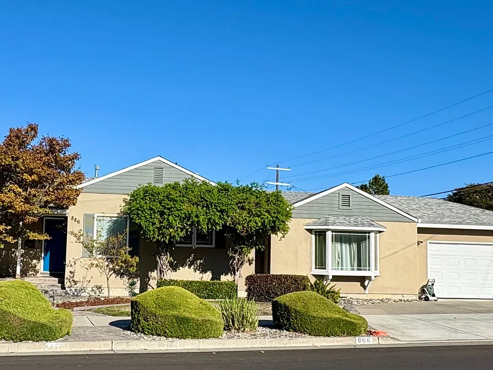 886 N Redwood Ave