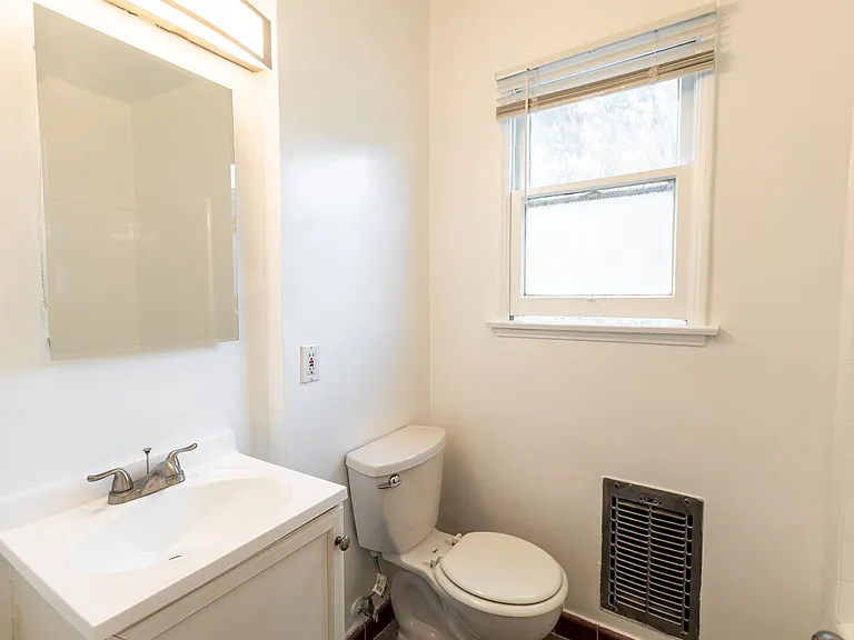 621 Midvale Avenue — Photo 21