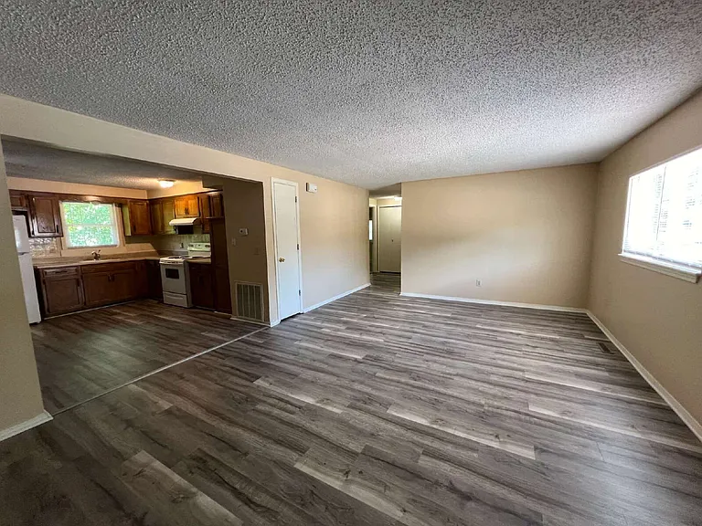902 Evergreen St — Photo 10