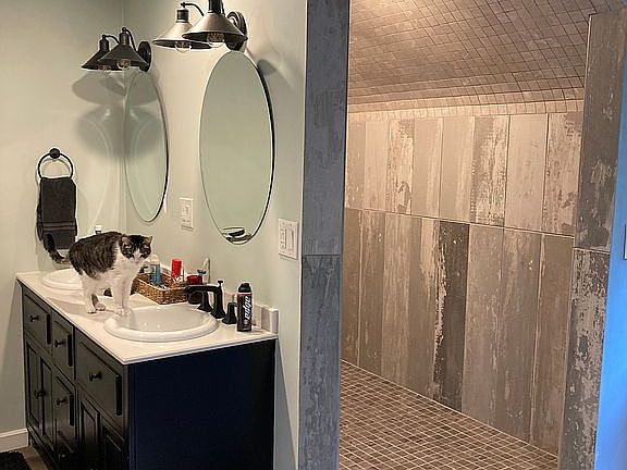 Master bath - walk in ahower