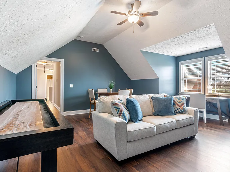 584 Laurel Ln — Photo 16
