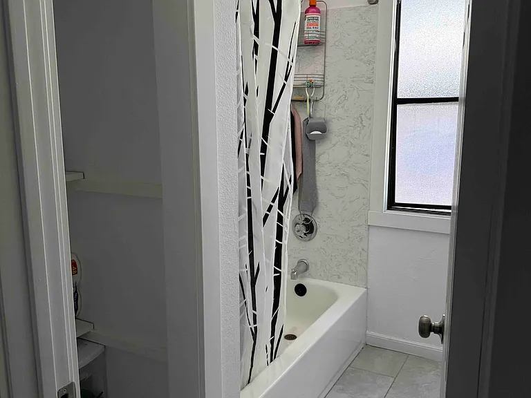 1139 Oxford St #4 — Photo 3
