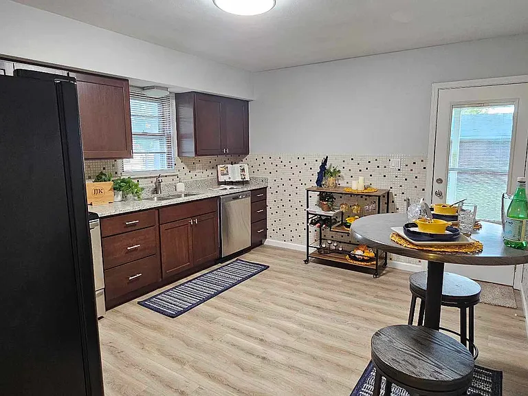 10 Carolyn St — Photo 6