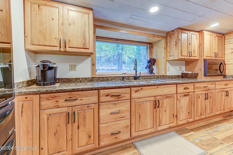 4th image of 417 Lakeview Road