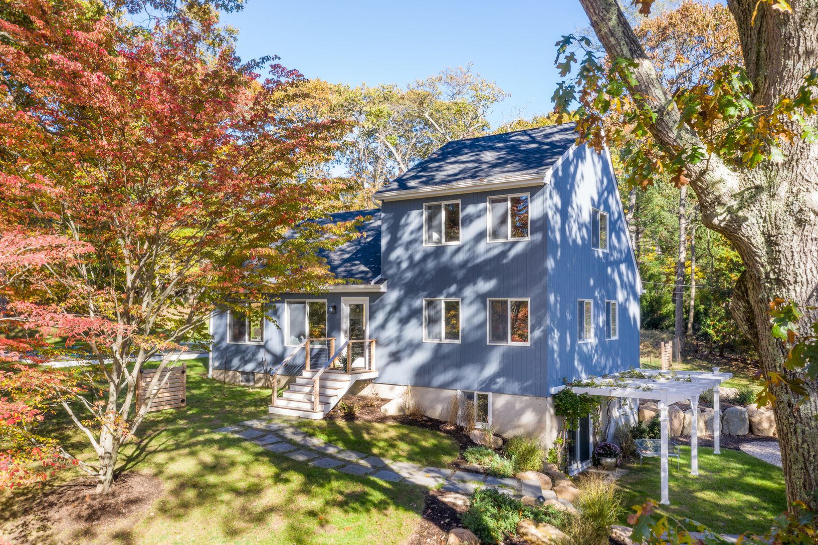  Beautiful setting among oaks and flowering dogwoods.