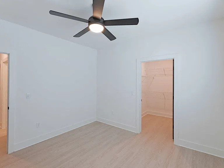 Sire Kingwood — Photo 124