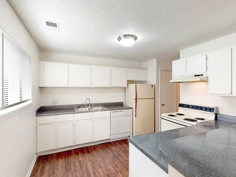 Skyline Apartments — Photo 20
