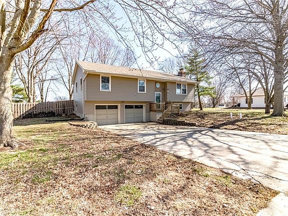 3rd image of 1127 NE 15th Rd