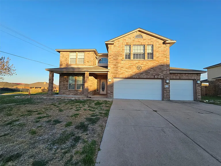 2306 Scott Dr — Photo 2