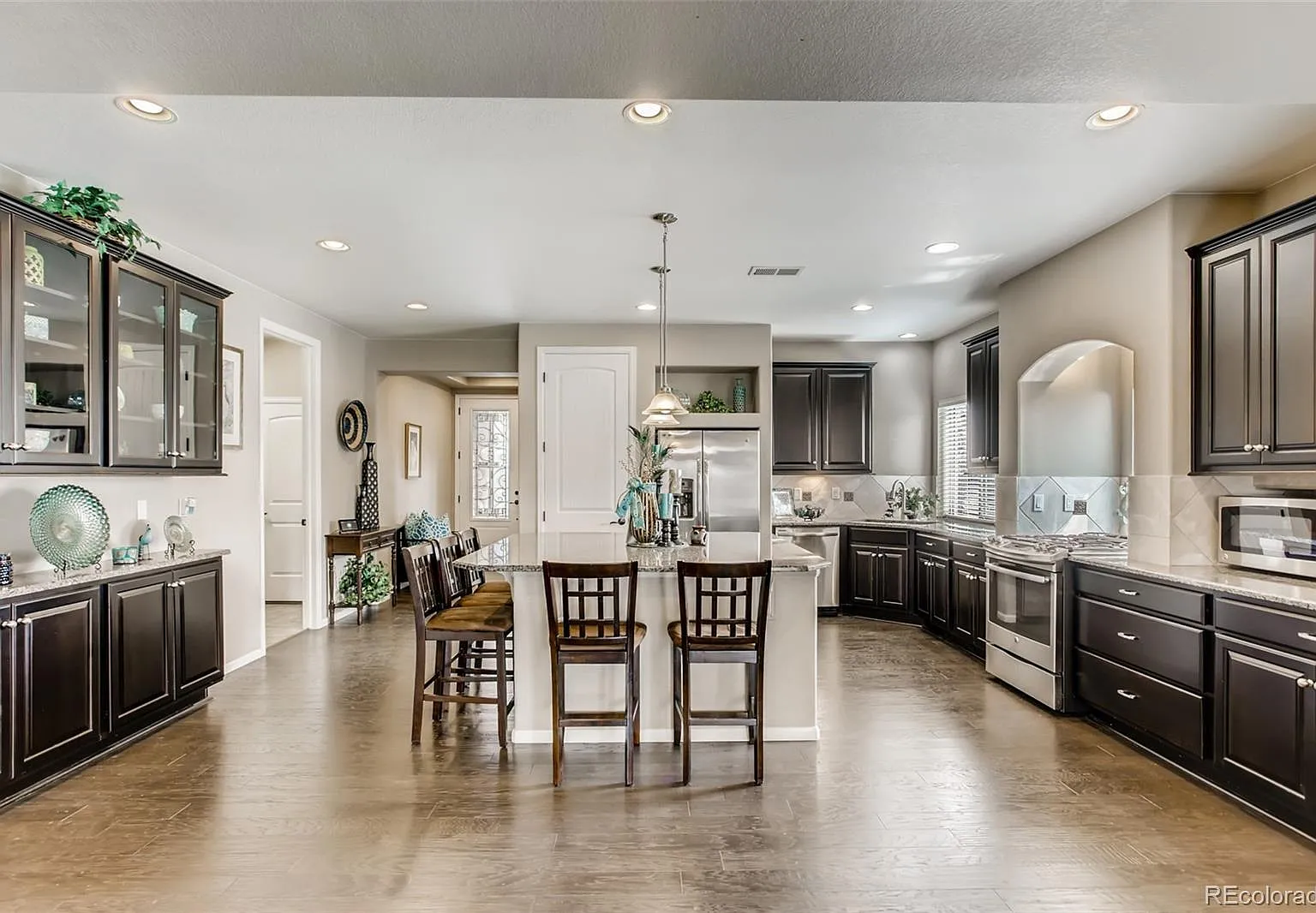 3 bed, 2566 sqft, $3,200 — Photo 4