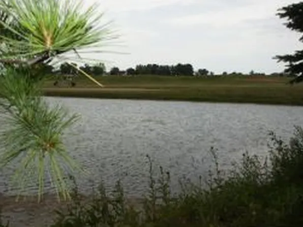 8165 Golf Course Dr, Neenah, WI 54956