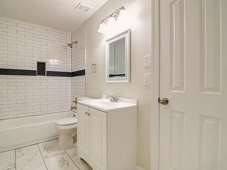 2822 Laura Cir E — Photo 14
