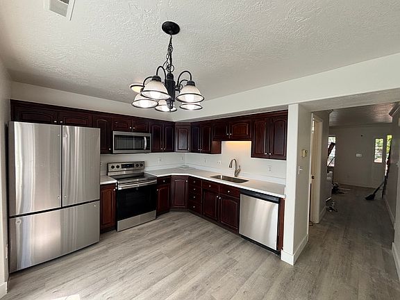 2nd image of 914 N Main St #914