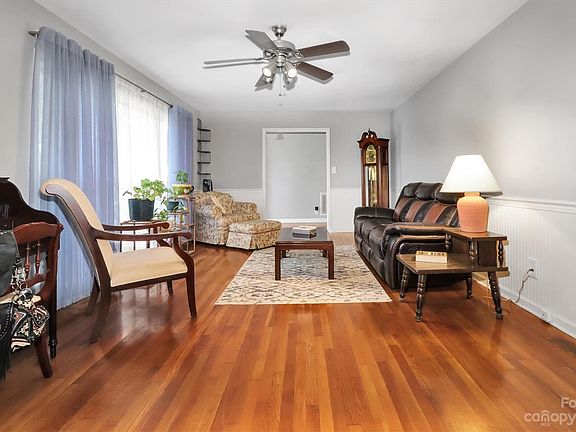 4th image of 902 Creekbriar Ave