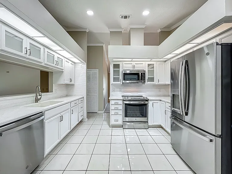 1843 Shadyhill Ter — Photo 7