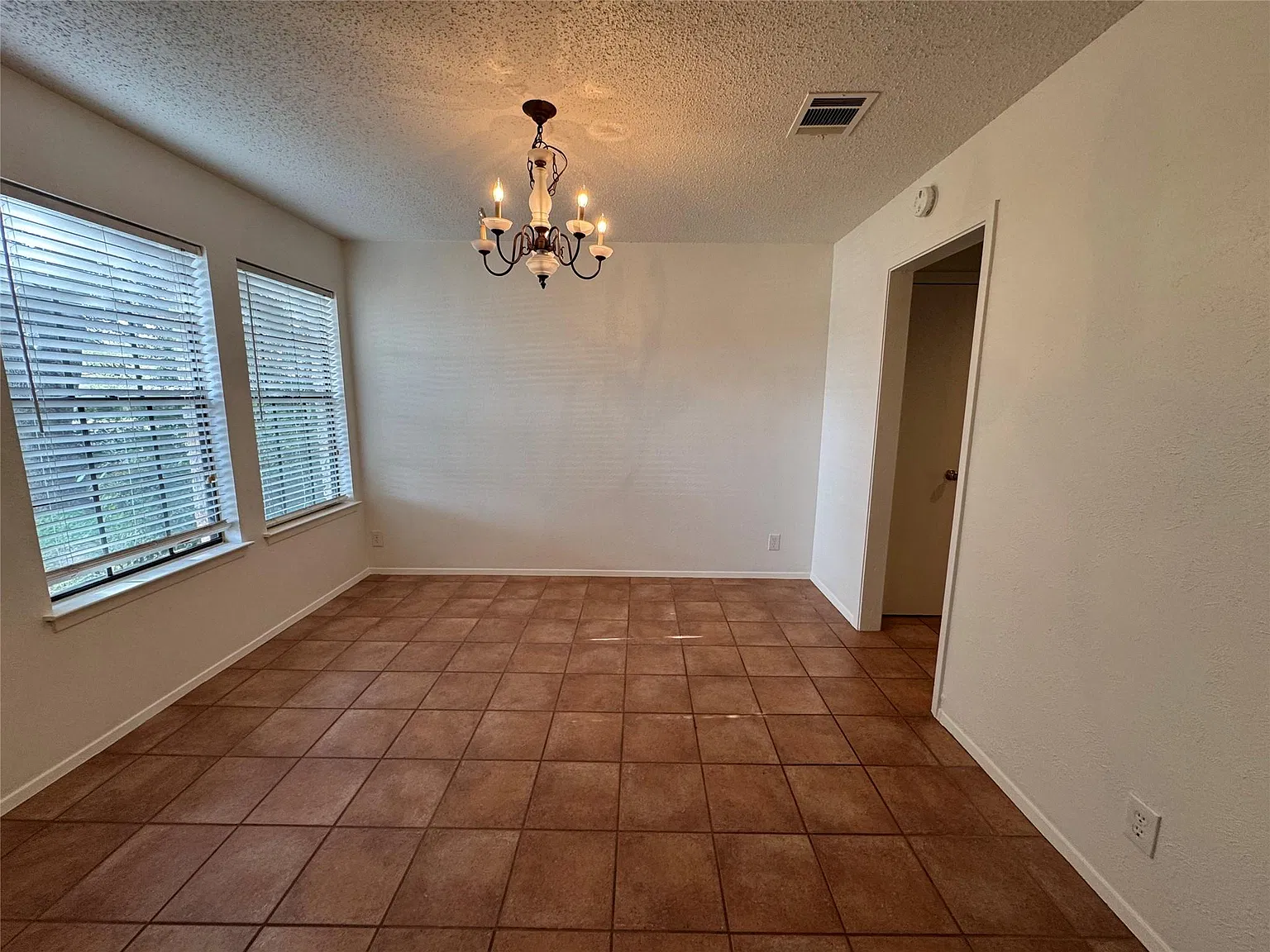 3 bed, 2.0 bath, 1432 sqft, $2,600 — Photo 3