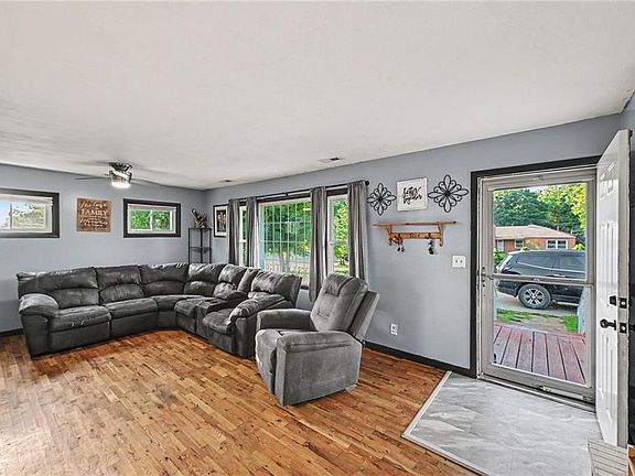 4th image of 2921 Pear St