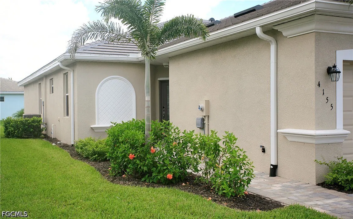 3 bed, 2.0 bath, 1411 sqft, $2,000 — Photo 2