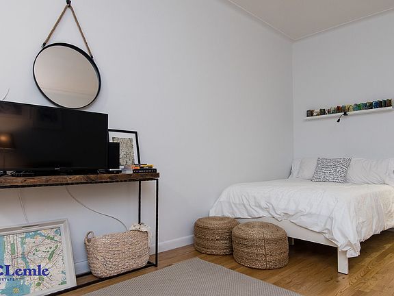 4th image of 204 E 84th St #2B***