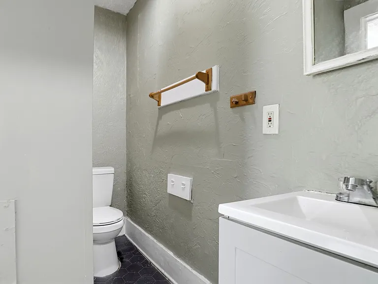 817 Princeton St — Photo 16