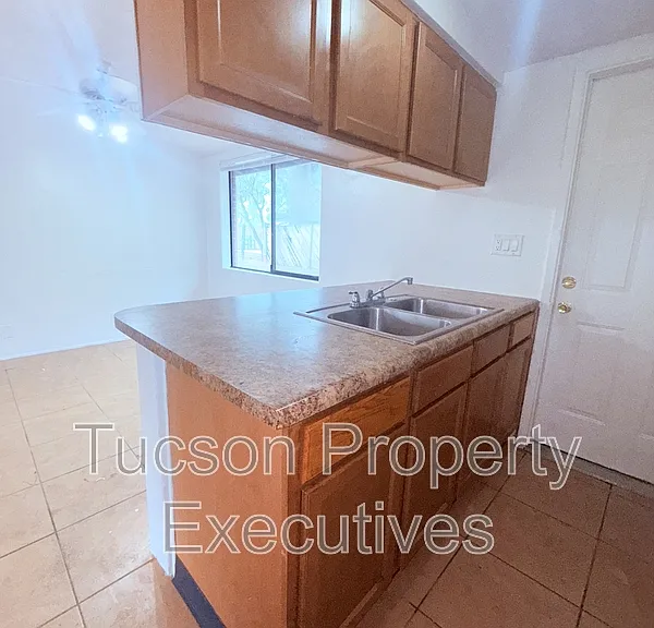 1644 N Beverly Ave — Photo 6