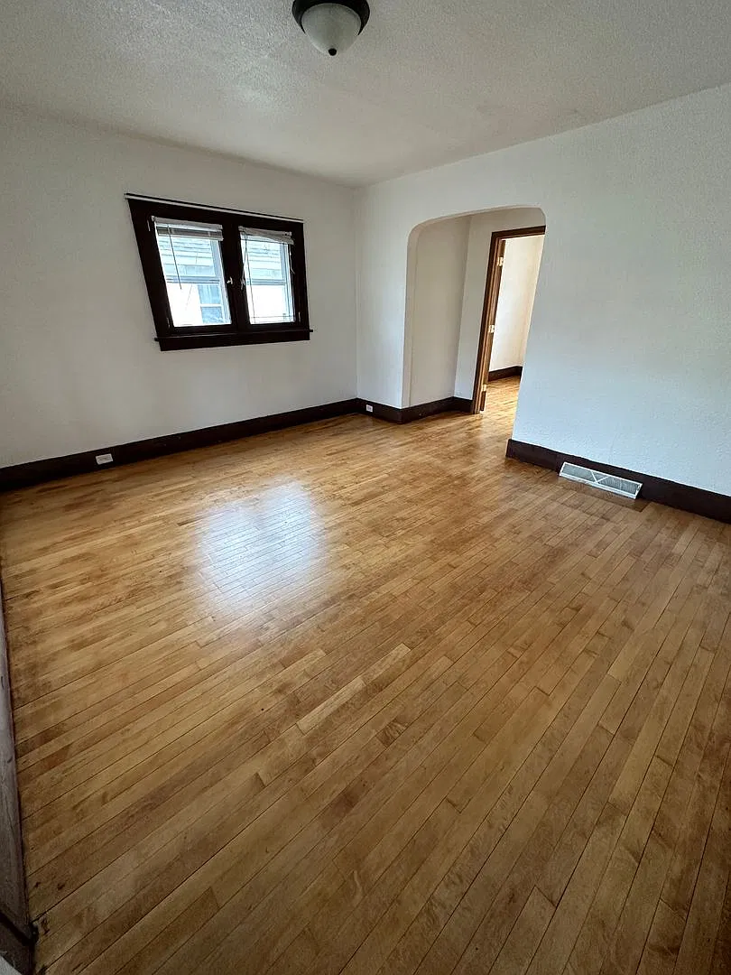 5 Bedroom Home Near UW-La Crosse with Garage & Yard — Photo 4