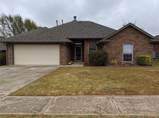 812 N Morgan Dr, Moore, OK 73160