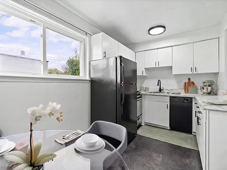 Metropolitan 13 Flats — Photo 1