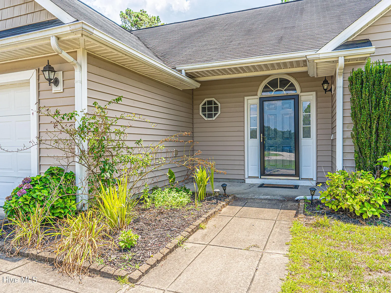 4 bed, 3.0 bath, 2400 sqft, $2,200 — Photo 3