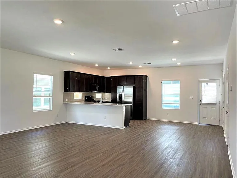 1513 Weatherford Ln — Photo 3