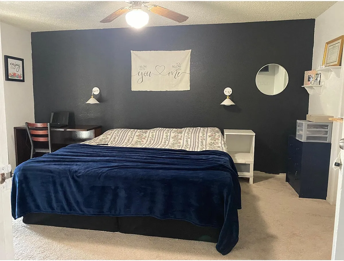 Building Photo - 453 E Royal Palms Dr