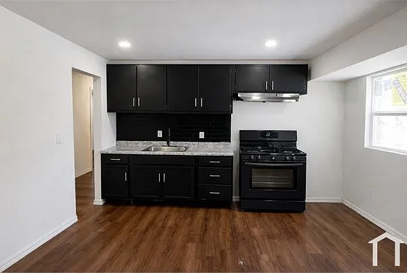 3 bed, 854 sqft, $1,580 — Photo 2