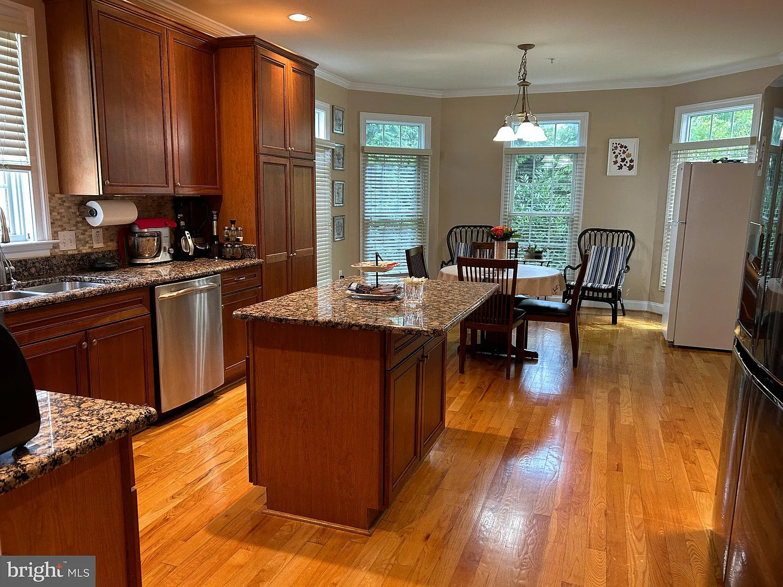 4 bed, 3.5 bath, 3978 sqft, $6,000 — Photo 4