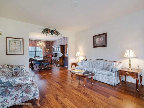 3rd image of 32 Carriage Way