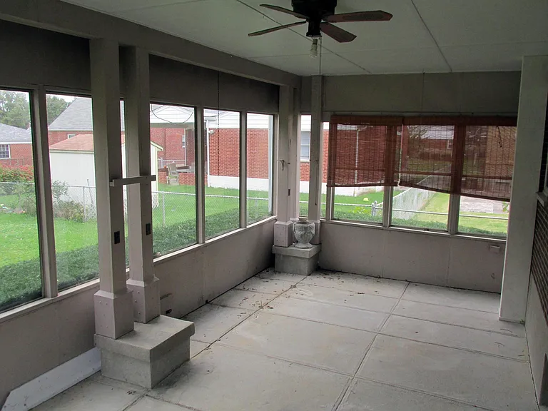three season room- fully enclosed