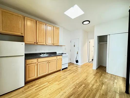 Rented by KNOCKKNOCK LLC | media 16