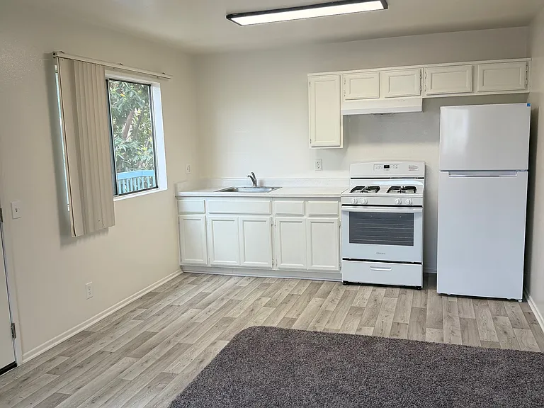 Newport Harbor Apartments — Photo 16