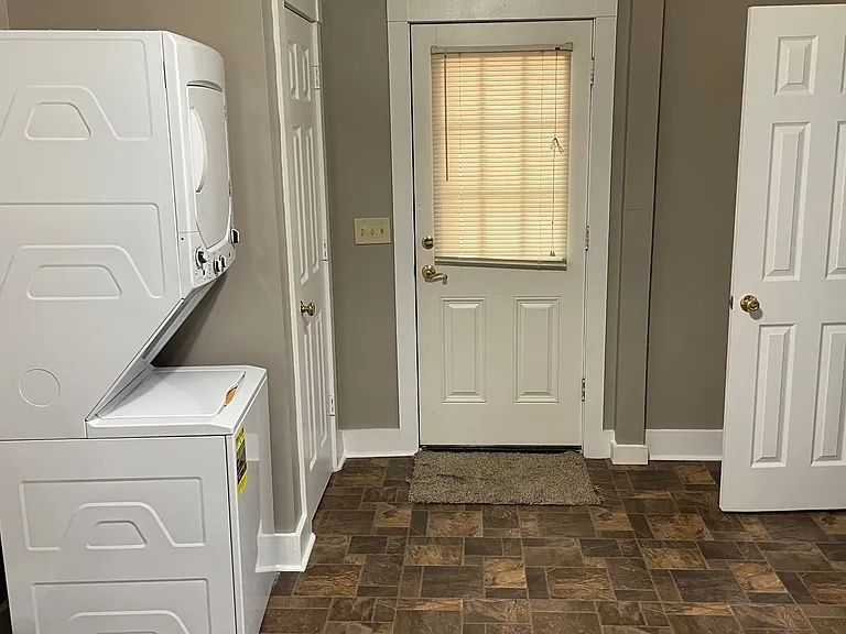 608 Sarah Street1st Floor Apartment — Photo 2