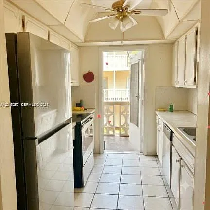 Hampton Court Condo — Photo 4