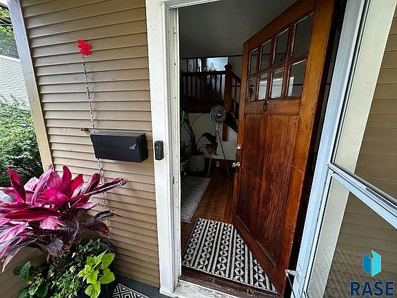 3rd image of 804 S Dakota Ave