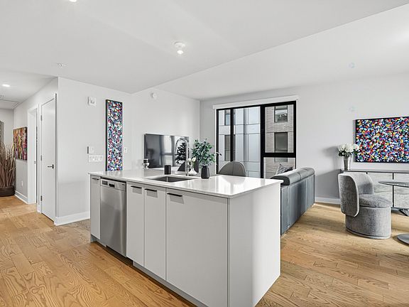 4th image of 1150 Boulevard Rena Lavesque E #1420