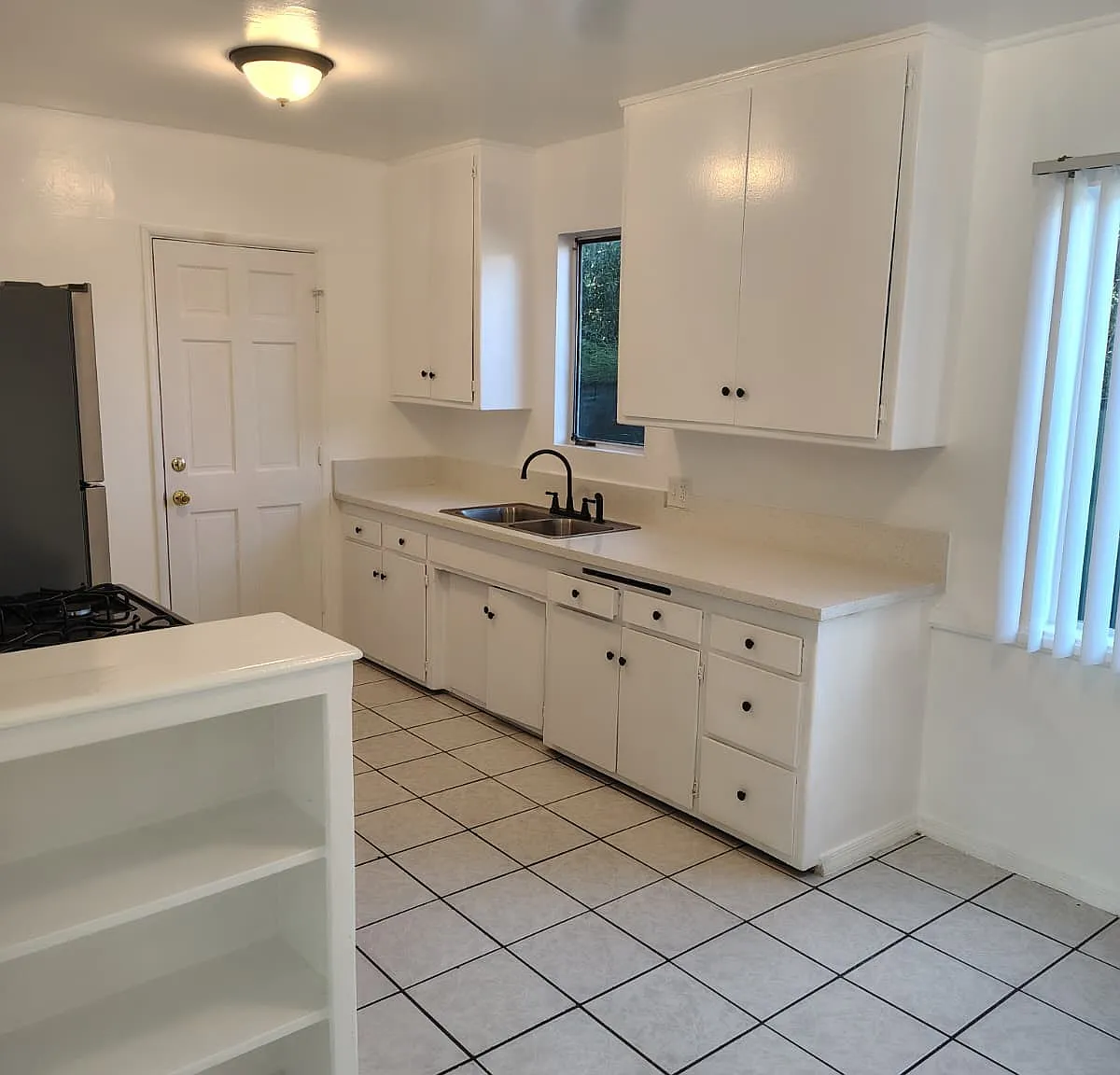 15531 Victory Blvd - #B — Photo 1