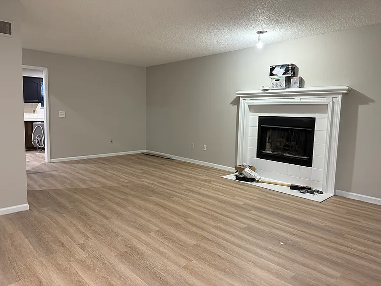 835 E Pinewood St — Photo 2