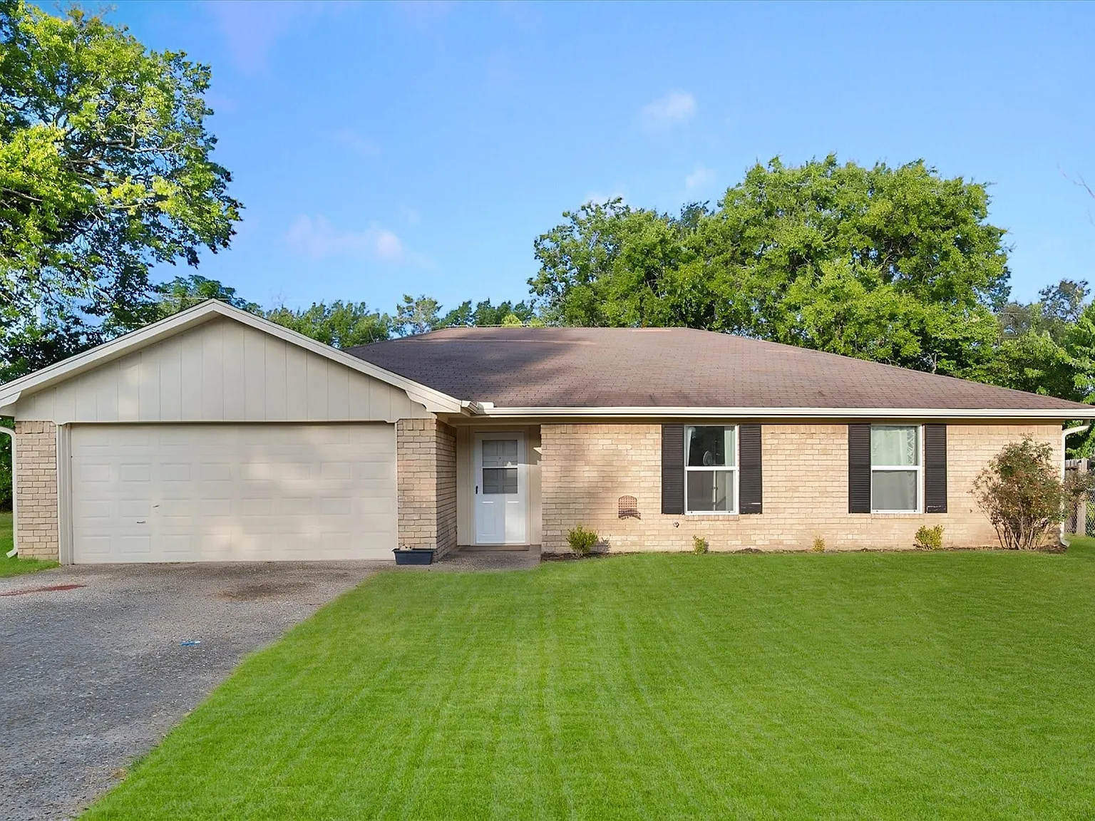 3 bed, 2.0 bath, 1633 sqft, $2,395 — Photo 1