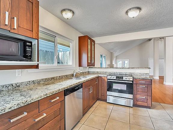3rd image of 19734 Lake Hollow Ln